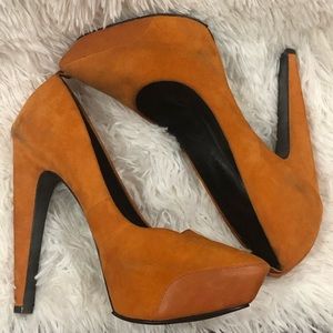 🧡 Theysken’s Theory 🧡 Orange Suede Ziggy Pumps